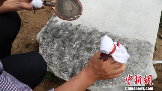 永城市文物部门专家在进行石碑拓片。　尚明侠 摄
