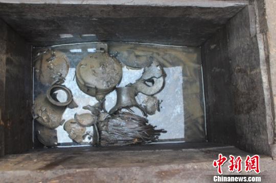 荆州龙会河北岸墓地M324头箱随葬器物，其中包括战国楚简共324枚。荆州博物馆供图