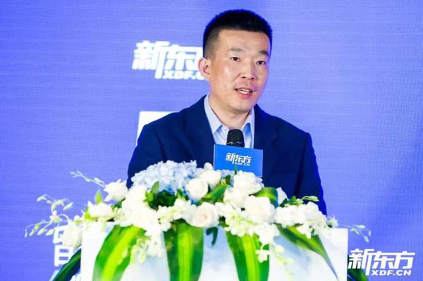 新东方教育科技集团助理副总裁、新东方前途出国总裁   孙涛在发布会上致辞。