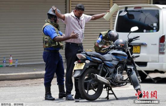 当地时间2019年4月25日，斯里兰卡士兵、警察在街头进行安检，搜查来往人员车辆。