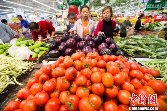 资料图：山西太原，民众正在超市挑选蔬菜。　张云 摄