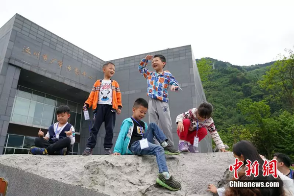 2018年4月22日，孩子们在汶川县青少年活动中心前玩耍。中新社记者 毛建军摄