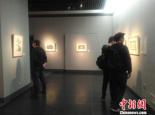 游客们驻足欣赏作品。　刘锡菊 摄