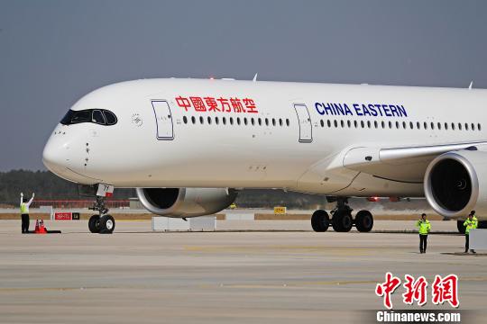 东航A350-900客机于5月13日上午9时35分，平稳降落在北京大兴国际机场的跑道上。　殷立勤 摄