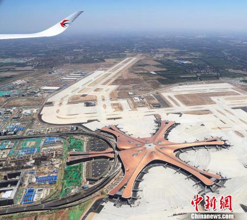 东航A350-900客机飞过北京大兴国际机场。　殷立勤 摄