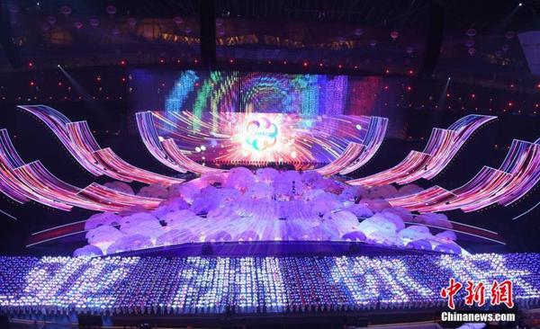 5月15日晚间，亚洲文明对话大会亚洲文化嘉年华活动在位于北京的国家体育场“鸟巢”举行。图为交响互动大合唱《我们的亚细亚》。中新社记者 侯宇 摄