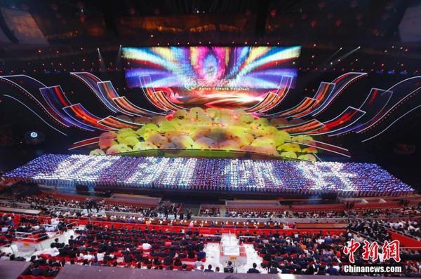 5月15日晚间，亚洲文明对话大会亚洲文化嘉年华活动在位于北京的国家体育场“鸟巢”举行。图为交响互动大合唱《我们的亚细亚》。中新社记者 侯宇 摄1