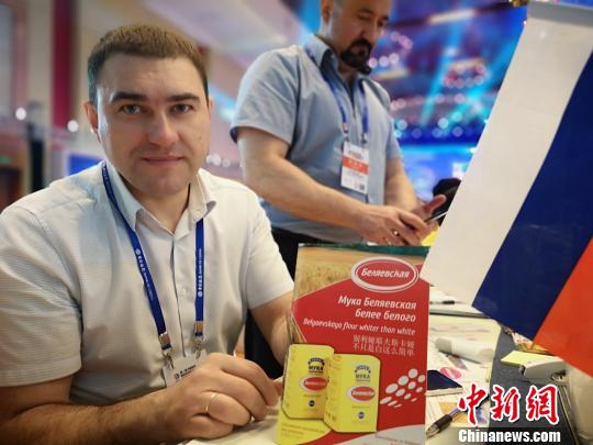 图为俄罗斯一面粉加工企业负责人带着产品到重庆寻找销路。　刘贤 摄
