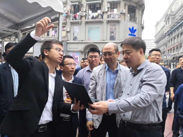 江汉区政协主席严国运带领部分委员到江汉路步行街