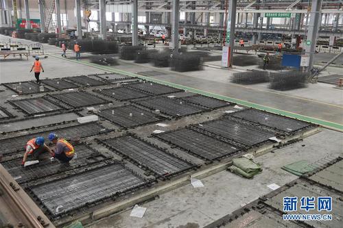 5月17日，在位于福建省连江县的福建建工建筑产业现代化研发生产基地，工人在加工预制构件。新华社记者 宋为伟 摄