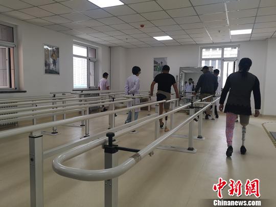图为甘肃省辅具中心训练室内，残障人正在进行训练。　高康迪 摄