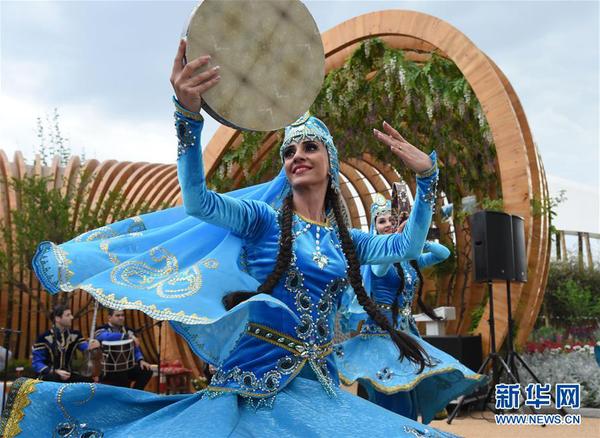 5月26日，演员在“阿塞拜疆国家日”活动中表演。 当日，2019年中国北京世界园艺博览会“阿塞拜疆国家日”活动在北京世园会园区举行。 新华社发（任超摄）