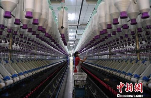 图为福建省尤溪县一家纺织厂工人在生产车间作业。<a target='_blank' href='http://www.chinanews.com/'>中新社</a>记者 张斌 摄
