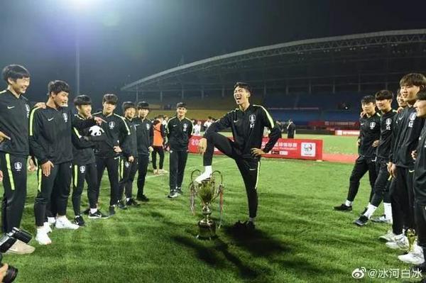 韩球员获胜踩中国奖杯 主帅致歉:伤害了中国人感情