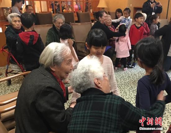 资料图：在北京双井恭和苑养老院，老人们与幼儿园小朋友一起做游戏。<a target='_blank' href='http://www.chinanews.com/'>中新社</a>记者 杜燕 摄