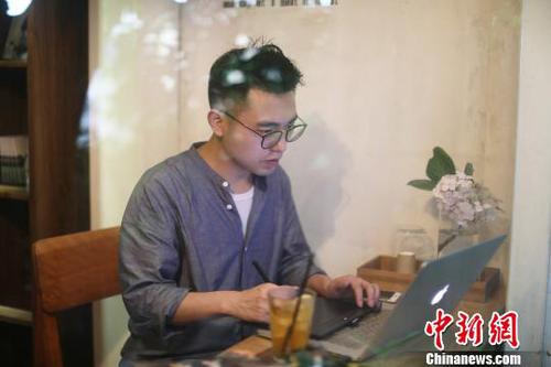 图为重庆“85后”插画师刘何跃。受访者供图