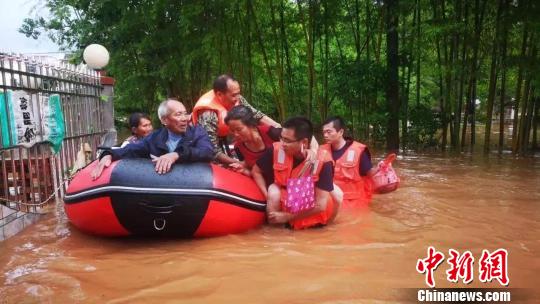 6月8日凌晨，江西省永新县消防救援大队接到高楼镇村民的求助报警后迅速赶往现场，救出被困群众。　江西消防 摄