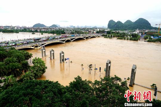 桂林遭遇持续强降雨漓江旅游船舶今年首次停航
