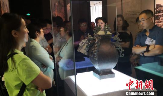 市民参观古中山国文物 俱凝搏摄 摄