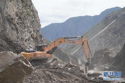 这是5月23日在吉尔吉斯斯坦贾拉拉巴德拍摄的北南第二条公路建设工程现场。  新华社记者马晓成摄