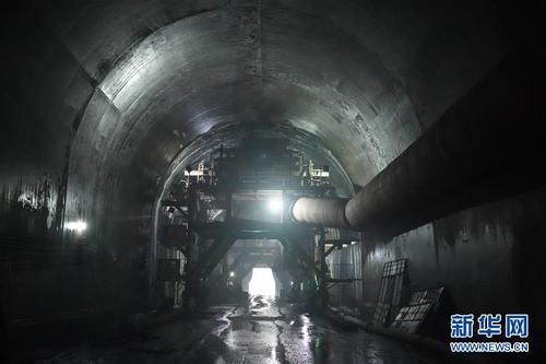 这是5月23日在吉尔吉斯斯坦贾拉拉巴德拍摄的正在建设中的隧道。  新华社记者马晓成摄