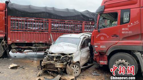 厦蓉高速四川泸州纳溪段连环交通事故致2死24人伤