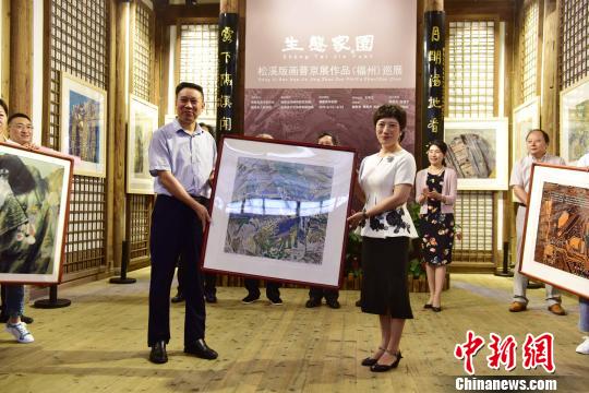 6月12日，松溪县向福建省海峡民间艺术馆捐赠收藏的6幅版画作品。　张丽君 摄