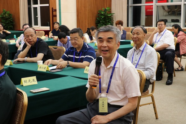 8、刘元龙委员通过讲几个发生在国外的故事谈宗教中国化的重要性