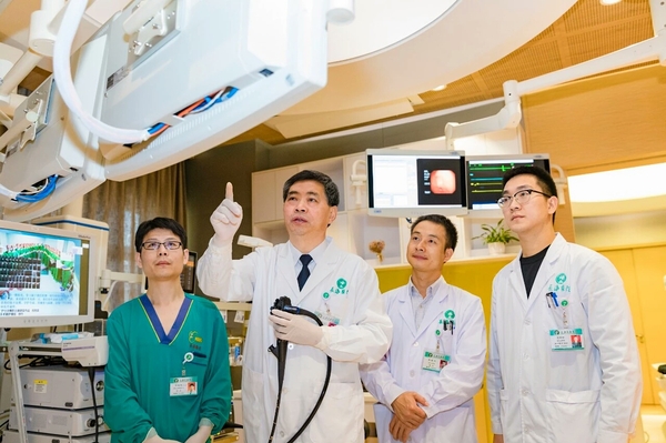 李兆申院士（左二）在指导年轻医生做内镜检查