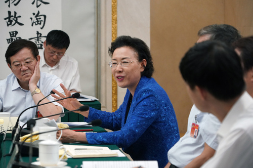 黄丹华常委在专题分组讨论会上发言。