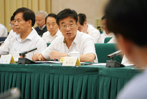 王辰常委在专题分组讨论会上发言。