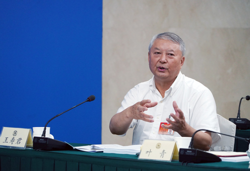 王寿君常委在专题分组讨论会上发言。