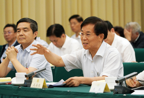 吴昌德常委在专题分组讨论会上发言。