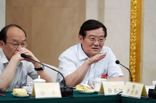 徐乐江常委在专题分组讨论会上发言。