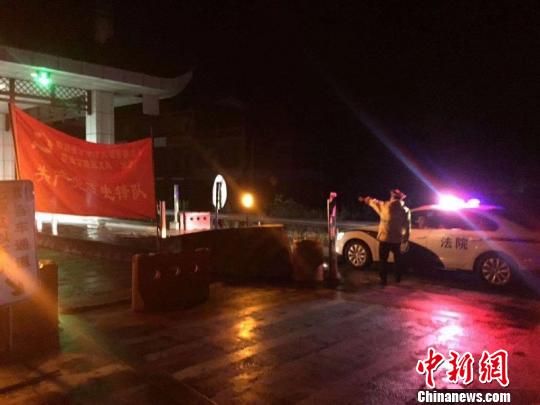 指挥救援车辆通行。四川省公安厅交警总队供图