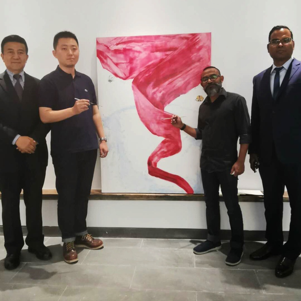 图为中国艺术家常隆（左二） 和马尔代夫艺术家 Afu Afzal Shaafiu（右二）和马尔代夫驻华大使默罕穆德·费萨尔（右一）在作品前合影