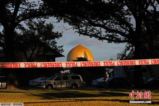 新西兰警方3月17日消息称，克赖斯特彻奇市两座清真寺发生的大规模枪击案，已经导致50人死亡，50人受伤。发生枪击案的清真寺仍然在封锁中。