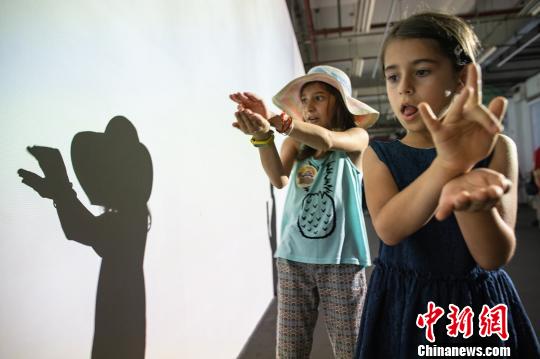 6月15日，“亲历北京——感受山水海淀、体验创新之城”活动在北京海淀区翠湖国家城市湿地公园和亚洲数字艺术展展场举办。图为外国友人在活动现场参与互动。(完) 主办方供图 摄