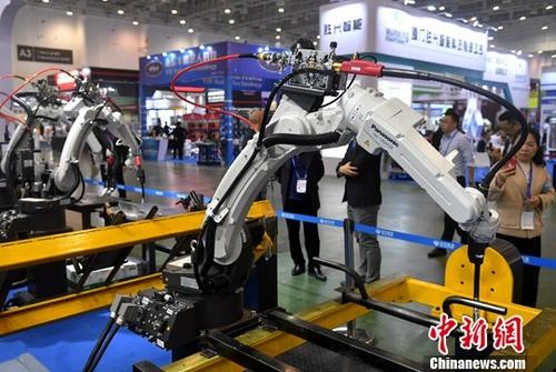资料图：4月12日，商家在厦门工业博览会上展示的工业自动化设备。<a target='_blank' href='http://www.chinanews.com/'>中新社</a>记者 吕明 摄