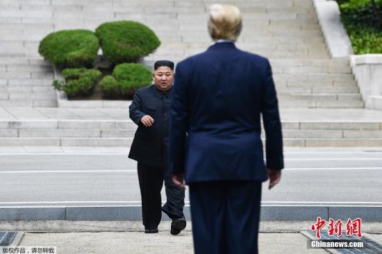 当地时间6月30日下午，美国总统特朗普与朝鲜最高领导人金正恩在韩朝非军事区见面，并握手问候。