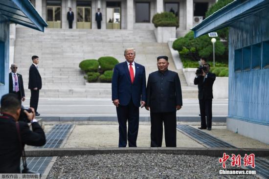 当地时间6月30日下午，美国总统特朗普与朝鲜最高领导人金正恩在韩朝非军事区见面，并握手问候。