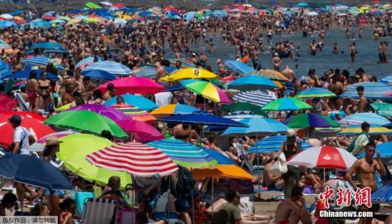 作为最先受热浪影响的欧洲国家之一，西班牙今夏的第一次热浪仍然肆虐，12个大区的30个省都发布了高温预警，其中有11个省份的温度甚至飚至40到41度之间。随着高温加剧，海边和公园成为了市民的最爱，消暑和乘凉也成了近日的主题。
