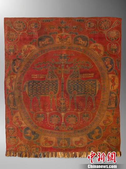 图为中亚团窠对鹿纹挂锦，堪称世所罕见，代表了7世纪中期至8世纪丝绸之路沿线织造工艺的最高水平。敦煌研究院供图