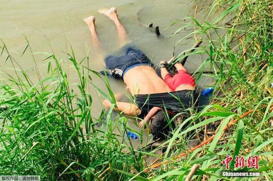 1名男子和他23个月大的女儿的遗体在岸边被找到，小女孩被裹在父亲的衣服内，她的一只手臂还绕着父亲的脖颈。