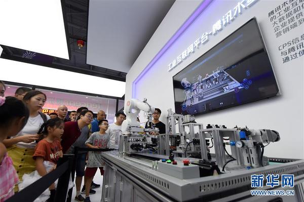 在2018中国国际智能产业博览会上，腾讯展区“木星云”工业互联网平台上一台机械手臂在进行加工作业（2018年8月24日）。 新华社记者 唐奕 摄