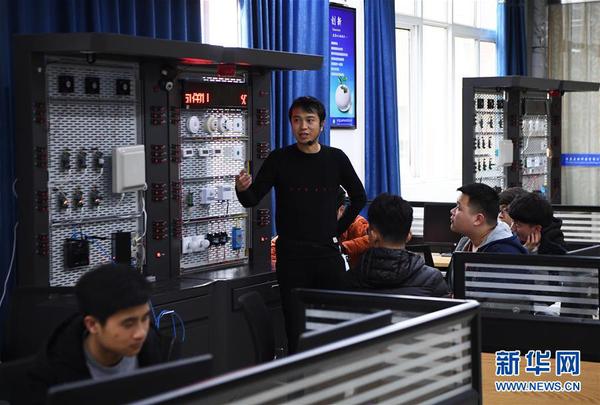 在位于重庆市永川区的重庆城市职业学院，教师（中）在给物联网专业的学生授课（2019年3月14日摄）。 新华社记者 王全超 摄