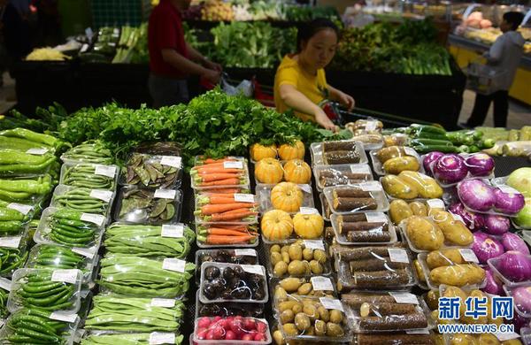 顾客在江苏省无锡市一家超市选购蔬菜（2019年6月12日）。 新华社发（还月亮 摄）