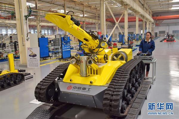在位于河南省洛阳市的中信重工的车间内，工作人员在操作特种机器人（2019年1月11日摄）。 新华社记者 韩朝阳 摄