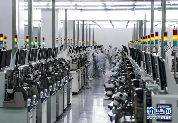 重庆万国半导体科技有限公司芯片封装车间的工人在工作（2019年6月21日摄）。 新华社记者 刘潺 摄