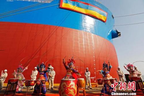资料图：全球最大的第二代超大型矿砂船“远河海”号在上海外高桥造船成功命名交付。　殷立勤 摄